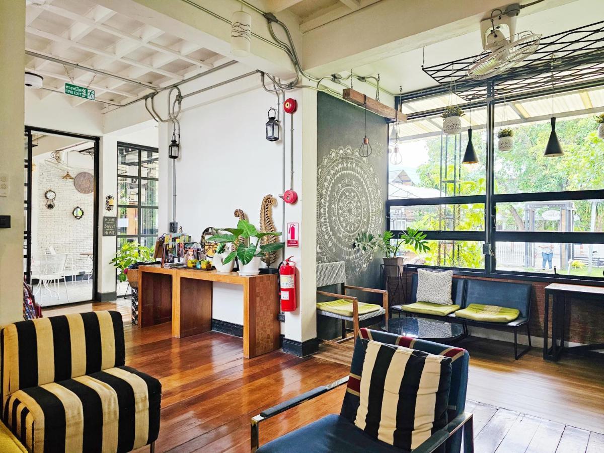 Sherloft Home & Hostel Чиангмай Екстериор снимка