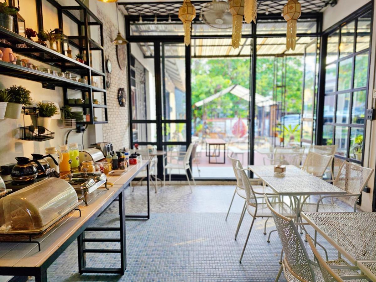 Sherloft Home & Hostel Чиангмай Екстериор снимка