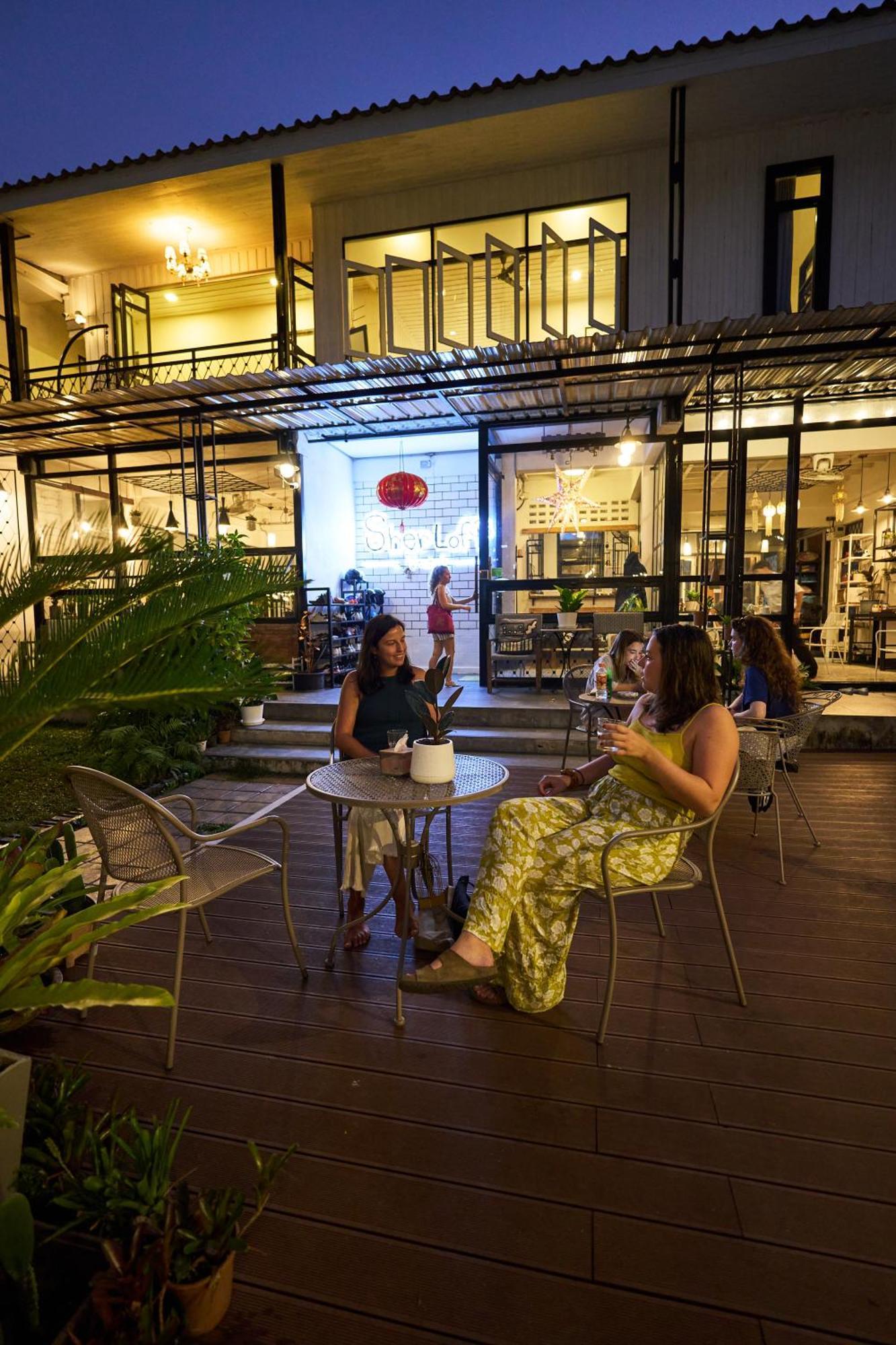 Sherloft Home & Hostel Чиангмай Екстериор снимка