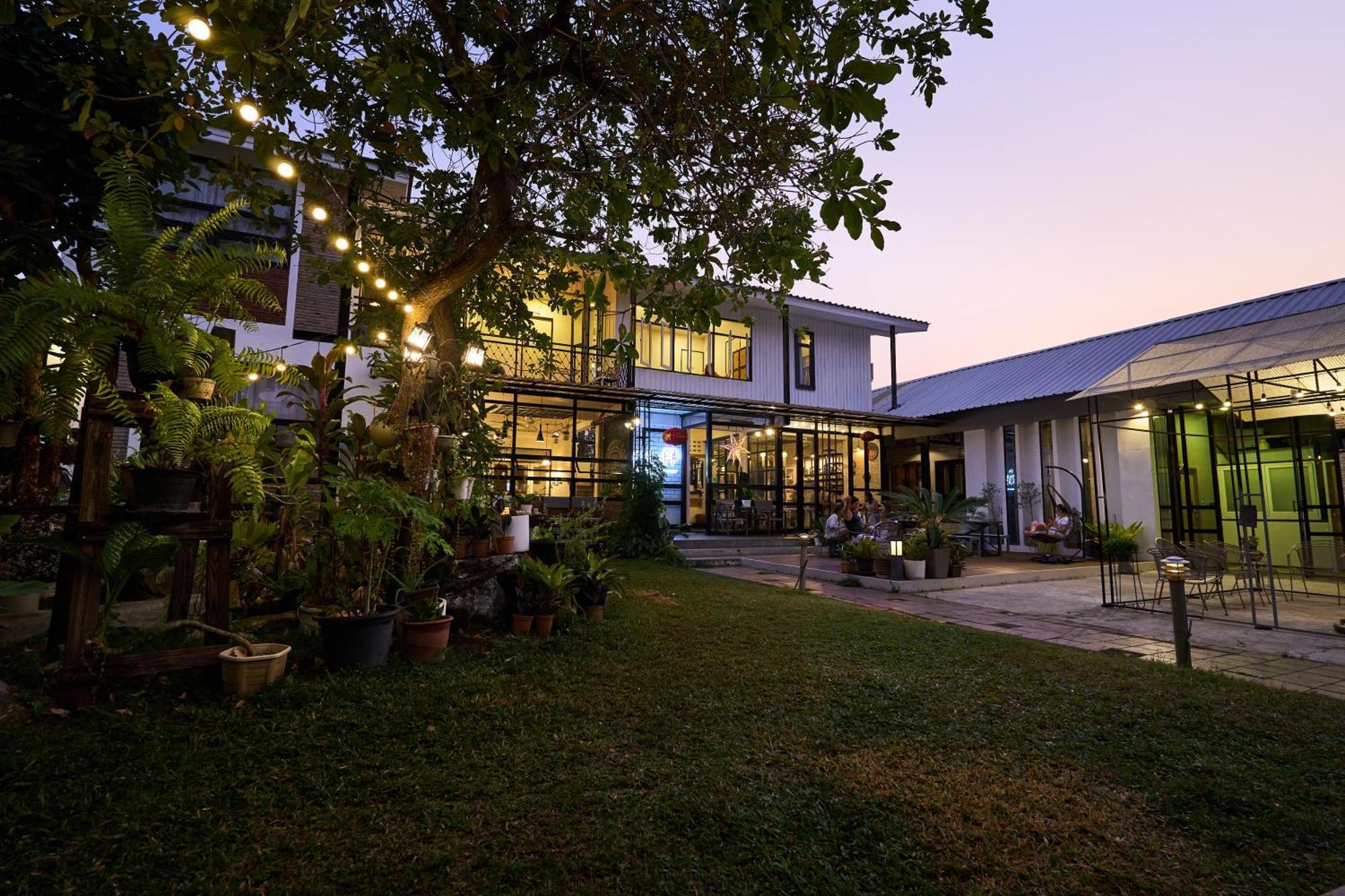 Sherloft Home & Hostel Чиангмай Екстериор снимка