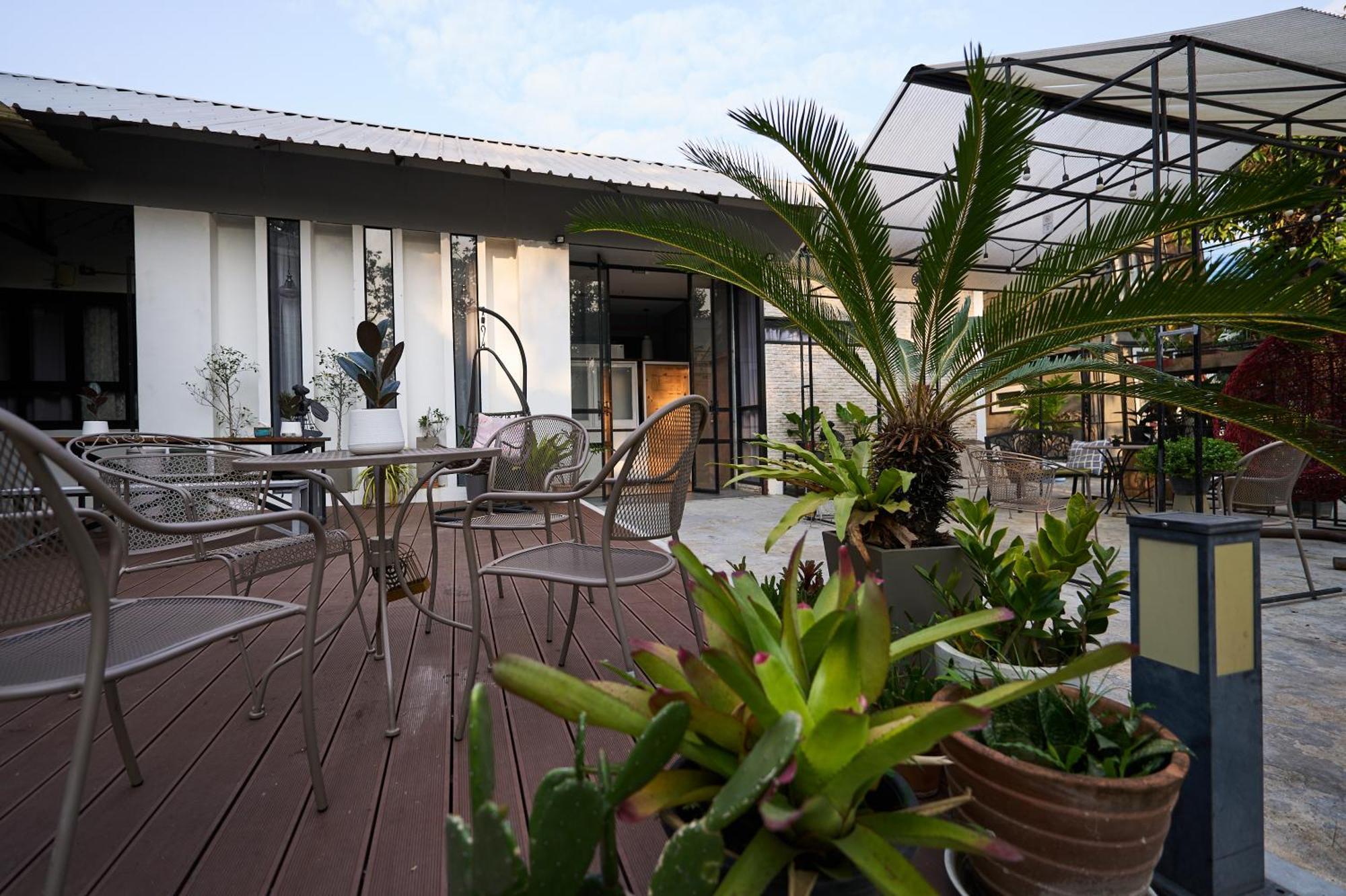 Sherloft Home & Hostel Чиангмай Екстериор снимка