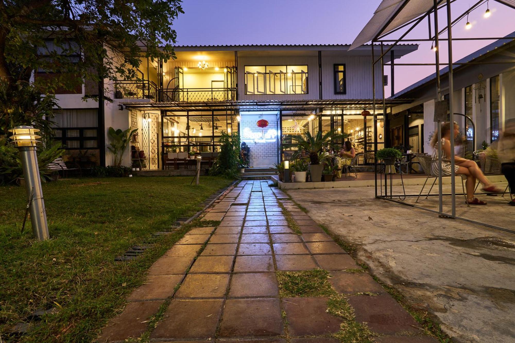 Sherloft Home & Hostel Чиангмай Екстериор снимка