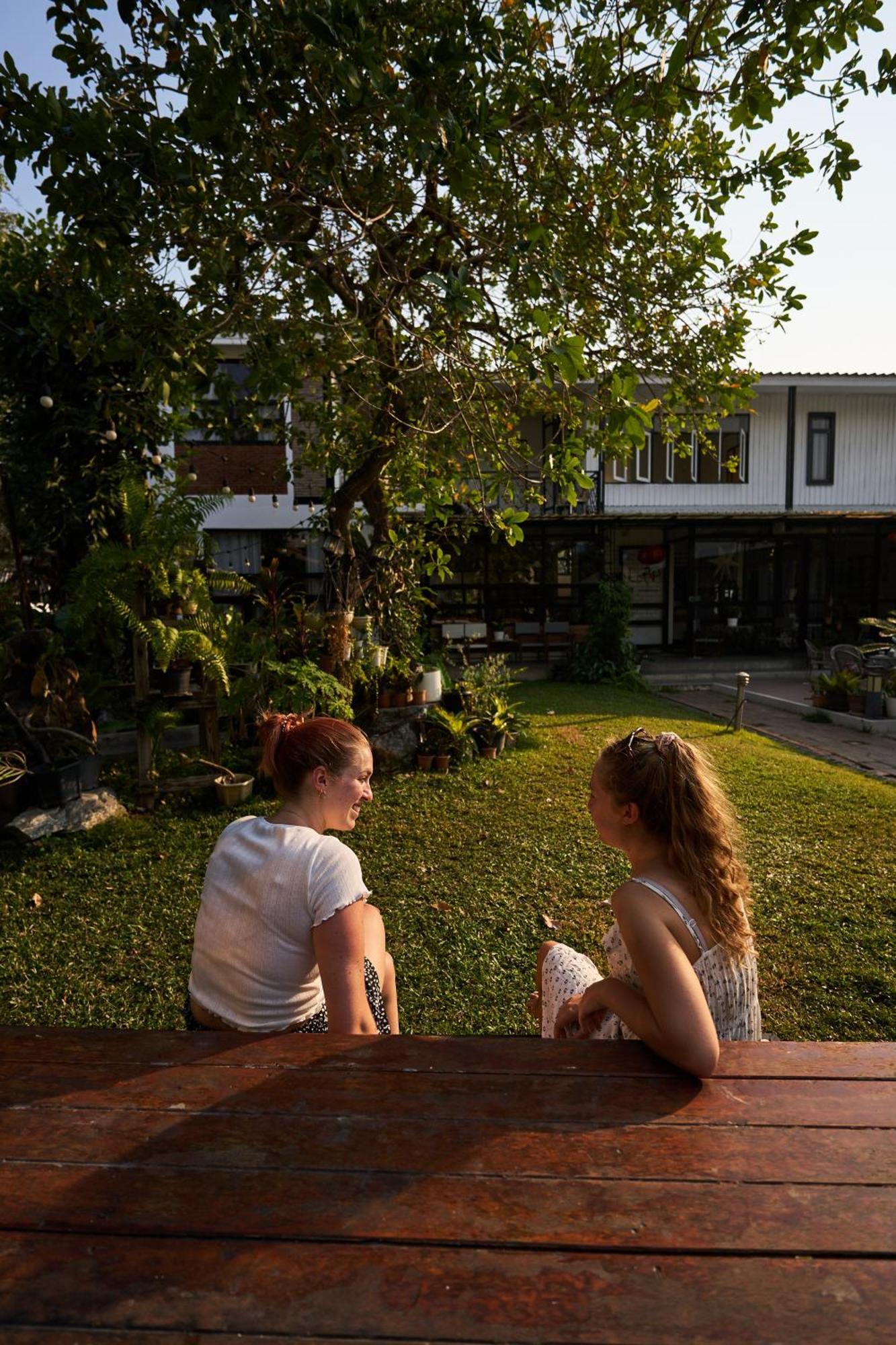 Sherloft Home & Hostel Чиангмай Екстериор снимка