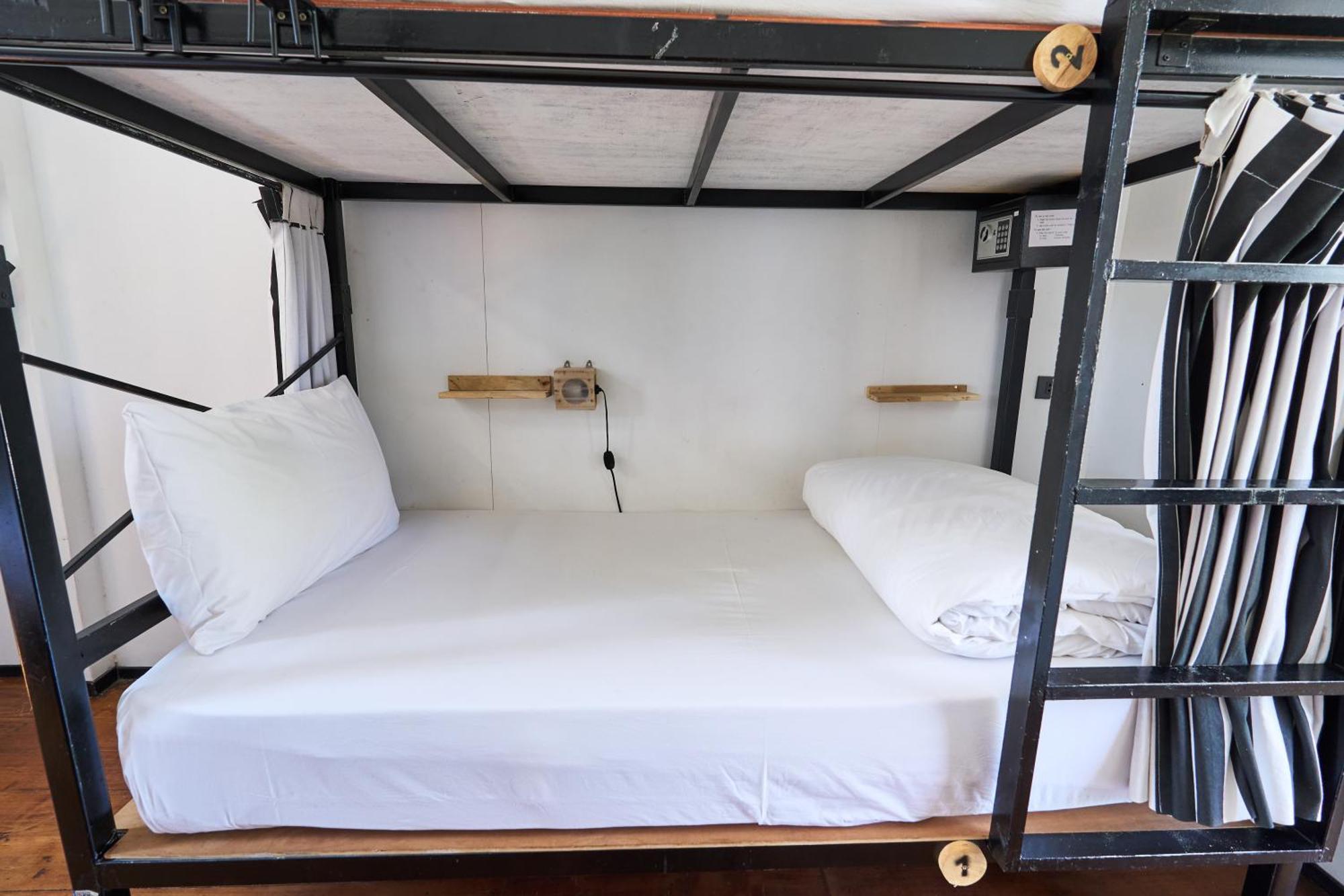 Sherloft Home & Hostel Чиангмай Екстериор снимка